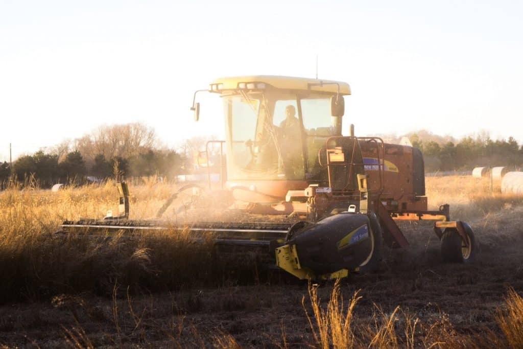 Agriculteur au volant de sa moissonneuse-batteuse