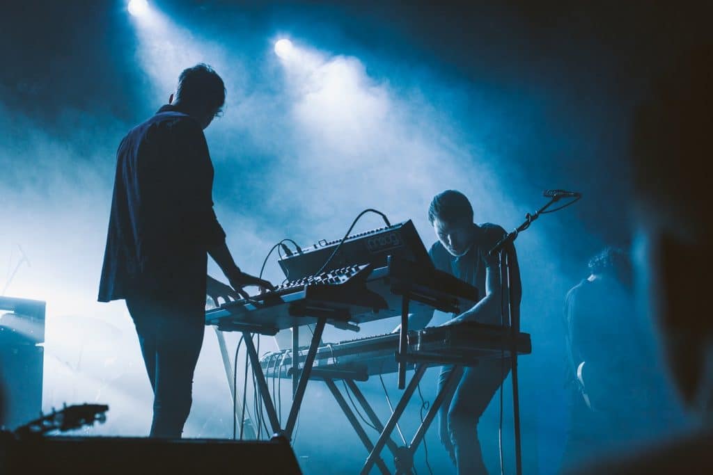 Deux musiciens sur scène lors d'un concert de musique