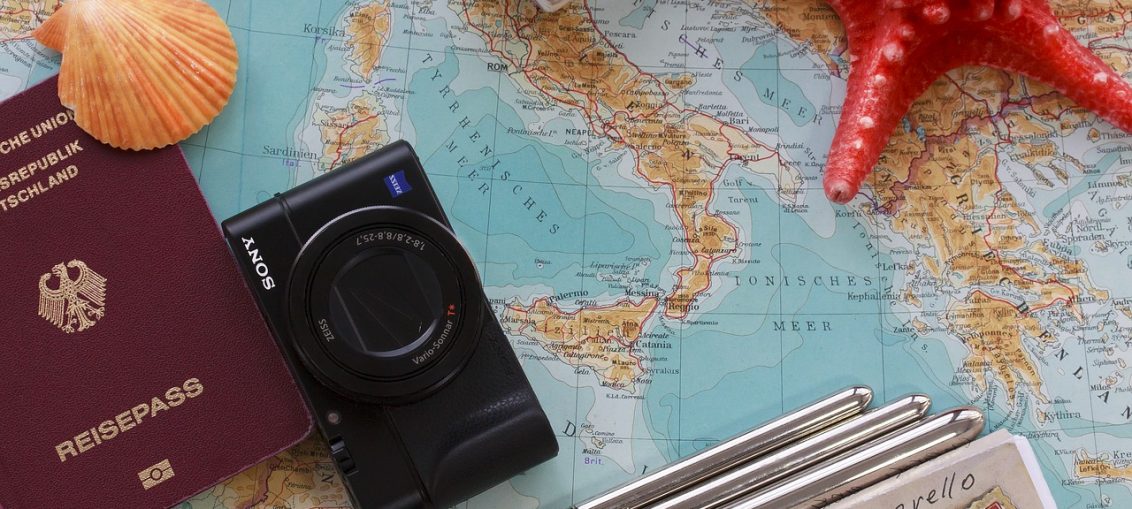 carte du monde avec passeport appareil photo étoiles de mer et coquillages
