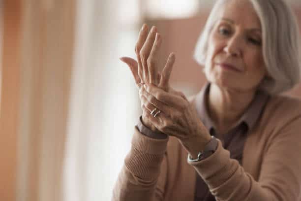 Femme âgée qui souffre d'arthrose des mains