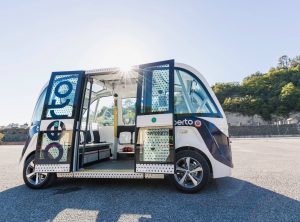 Navette autonome berto bleue vide garée sur un parking portes ouvertes