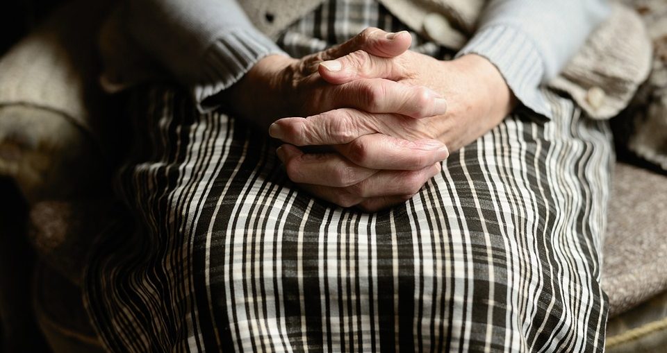 Gros plan sur les mains d'une personne âgée souffrant de troubles de la santé liés à la vieillesse