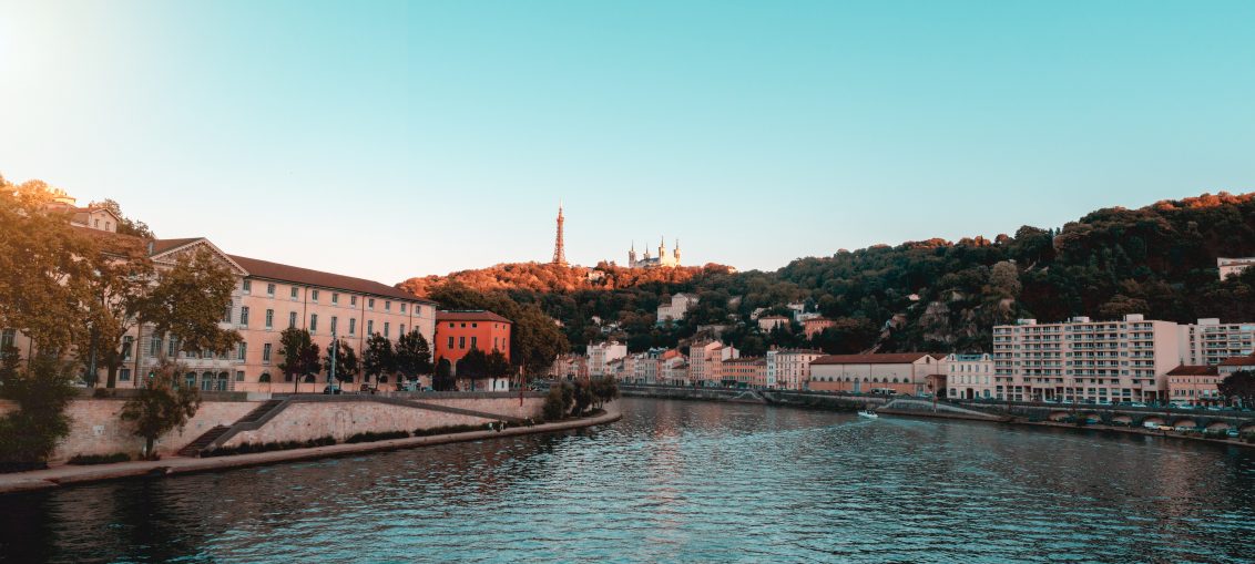 La colline de Fourvière vue depuis un pont sur la Saône au coucher du soleil