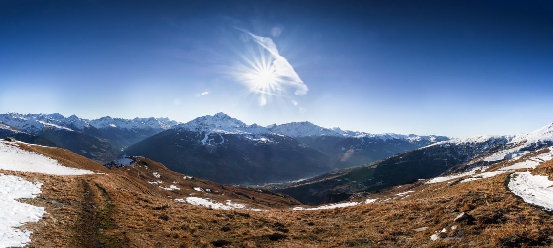 Vue panoramique d'un massif de montagne en Savoie