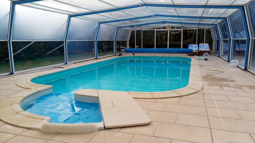 piscine sous un abris transparent