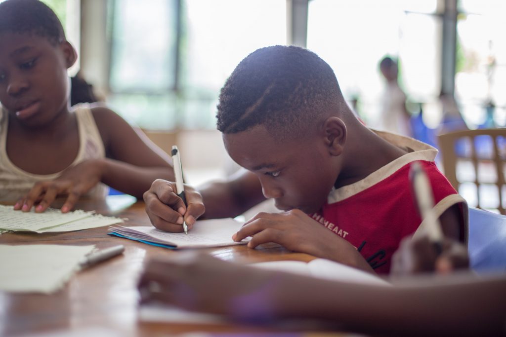 enfant en pleine concentration