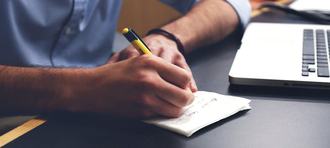 offre location bureaux, homme qui rempli un papier