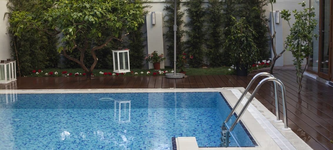 belle piscine terrasse bois verdure